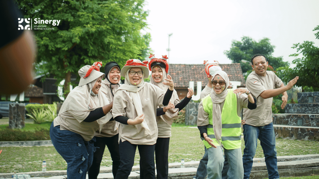 kekompakan peserta outbound jogja menjadikan suasana yang bahagia 