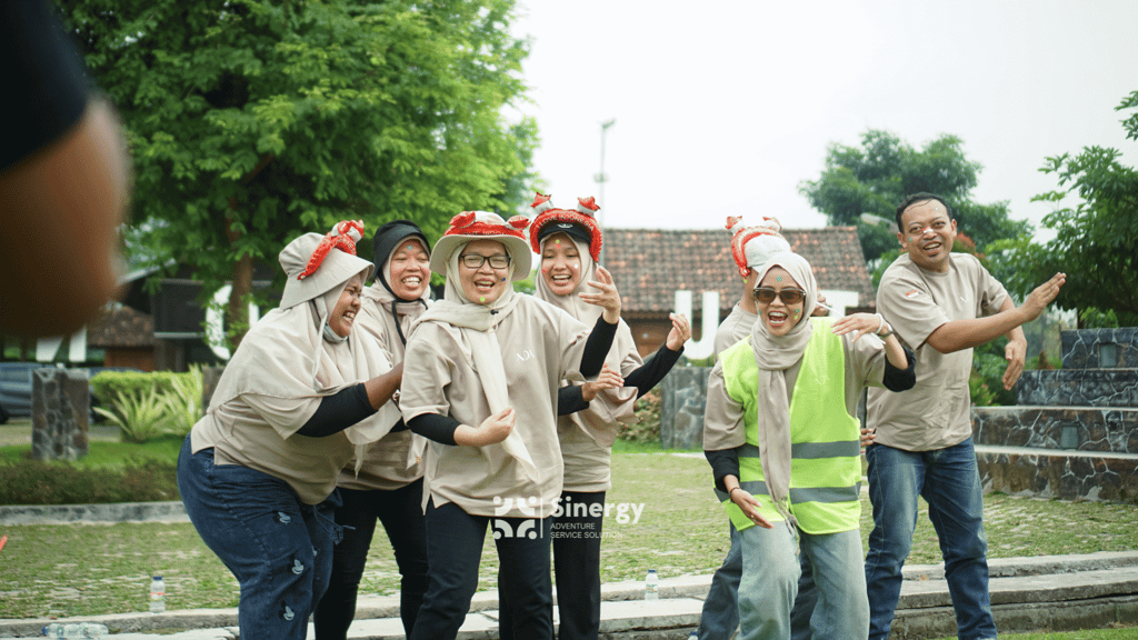 Peserta outbound Jogja sedang melakukan aktivitas team building di alam terbuka