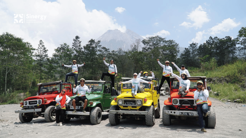 Jeep lava tour merapi dengan latar belakang gunung merapi