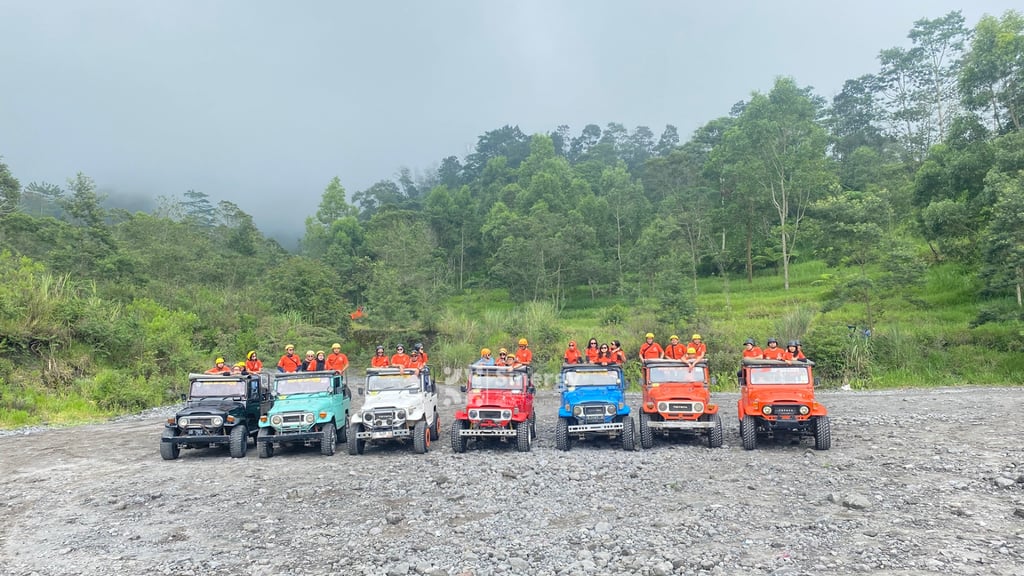 jeep lava tour merapi dengan latar gunung merapi jogja