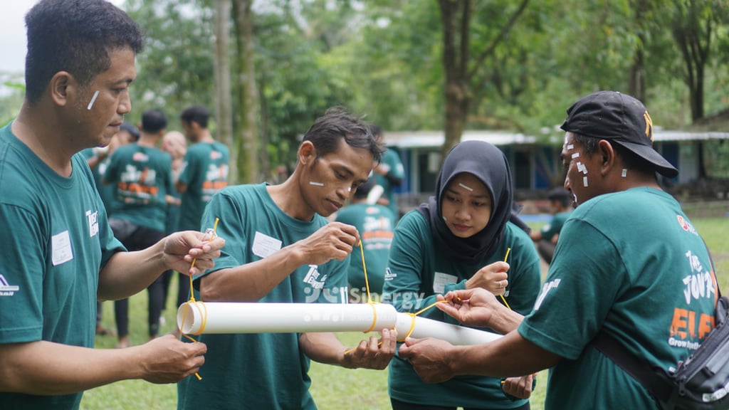Peserta kegiatan outbound team building berpartisipasi dalam permainan kerja sama tim untuk meningkatkan keterampilan komunik