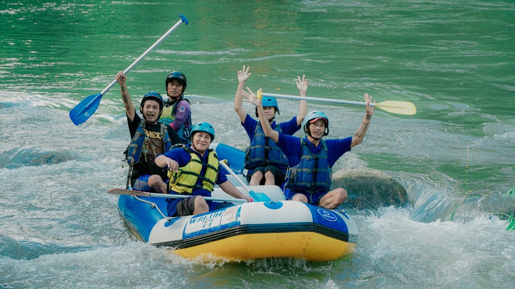 Peserta rafting Sungai Elo menikmati petualangan dengan pemandangan alam Magelang