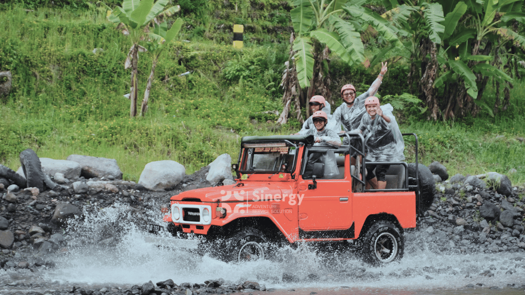 Aktivitas offroad seru Jeep Lava Tour Merapi di kawasan Sungai Kalikuning