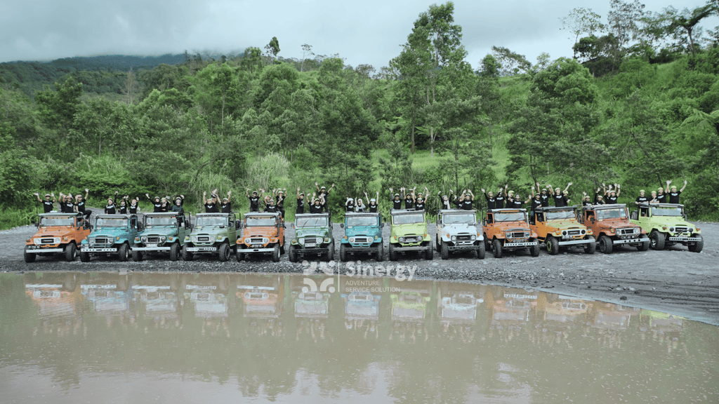 Wisatawan menikmati paket Jeep Lava Tour Merapi dengan latar pemandangan alam Merapi