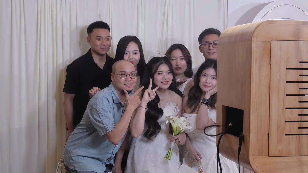 hình ảnh cô dâu và bạn bè lần đầu checkin với máy photobooth cho thuê tại đồng nai