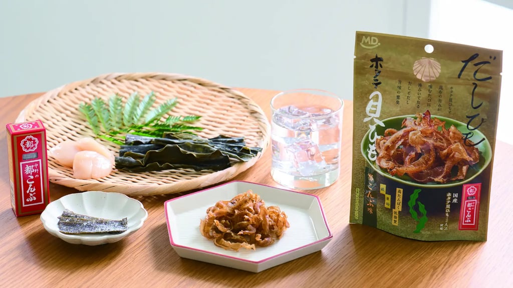 「だしひもホタテ貝ひも 都こんぶ味」の商品パッケージと盛り付け例。都こんぶやホタテ、昆布が並ぶイメージ写真｜堺市のニュースならサカイタイムズ