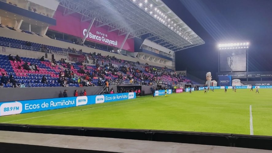 Estadio Banco Guayaquil em Quito, vista externa moderna com arquibancadas e céu aberto