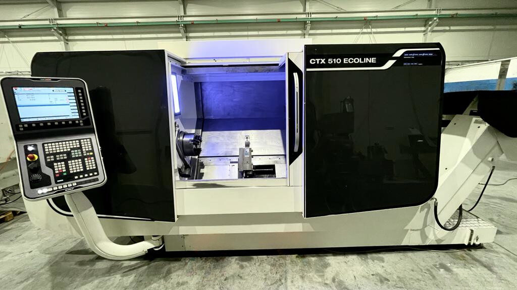 Tokarka CNC CTX 510 Ecoline w nowoczesnym warsztacie z otwartą przestrzenią roboczą.