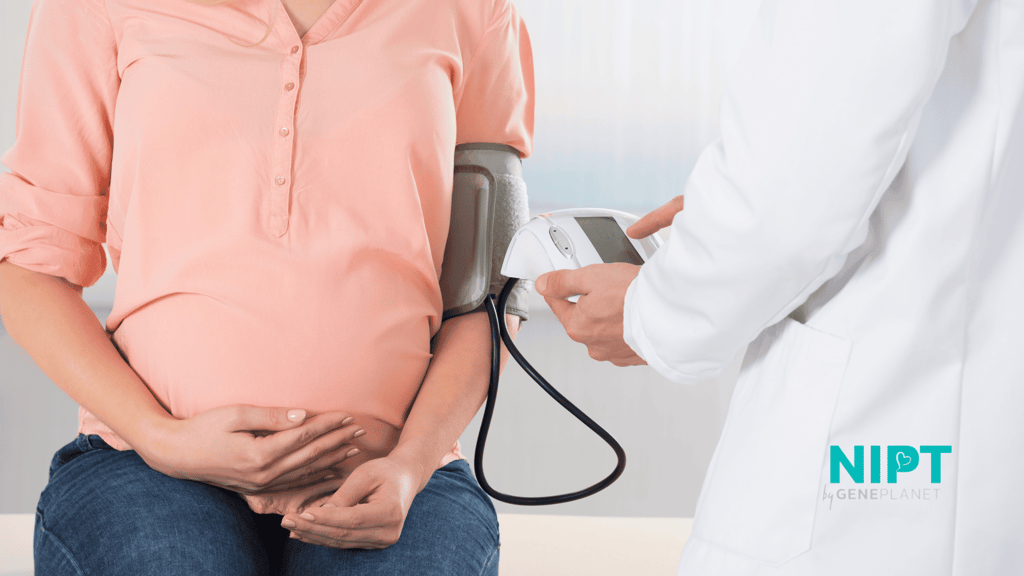 Mujer en embarazo realiza una consulta médica para realizar sus primero chequeos de su embarazo. 