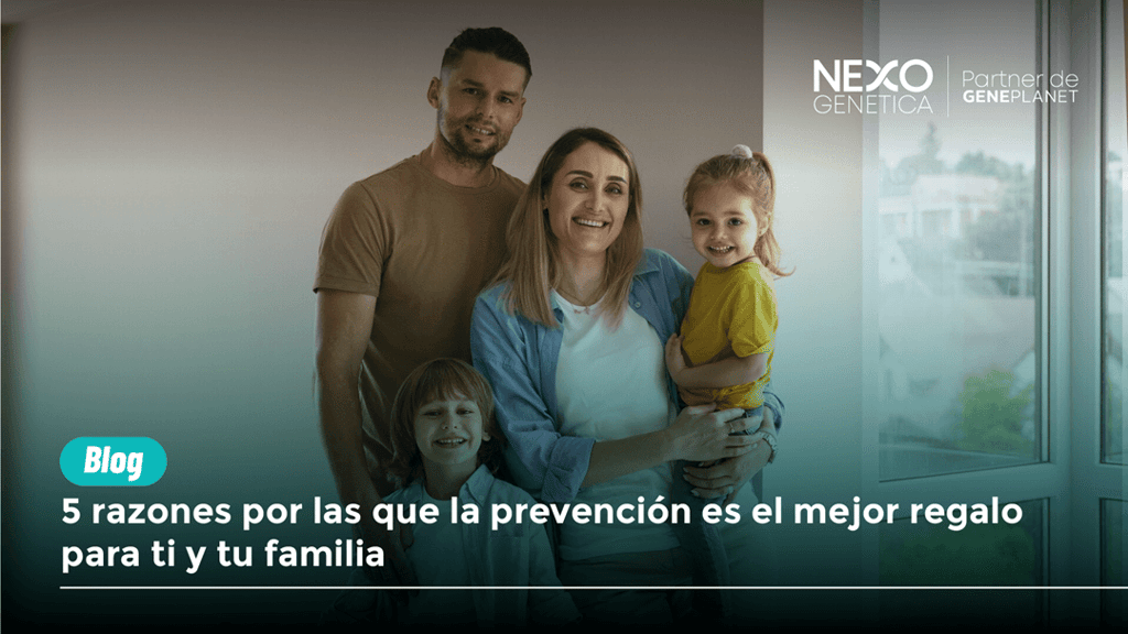 Una familia sonriente —madre, padre y dos hijos— posan para la foto de un nuevo blog de Nexo Genética sobre la prevención com