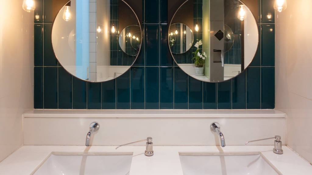 salle de bain moderne avec faïence bleue nuit double vasque miroirs ronds 