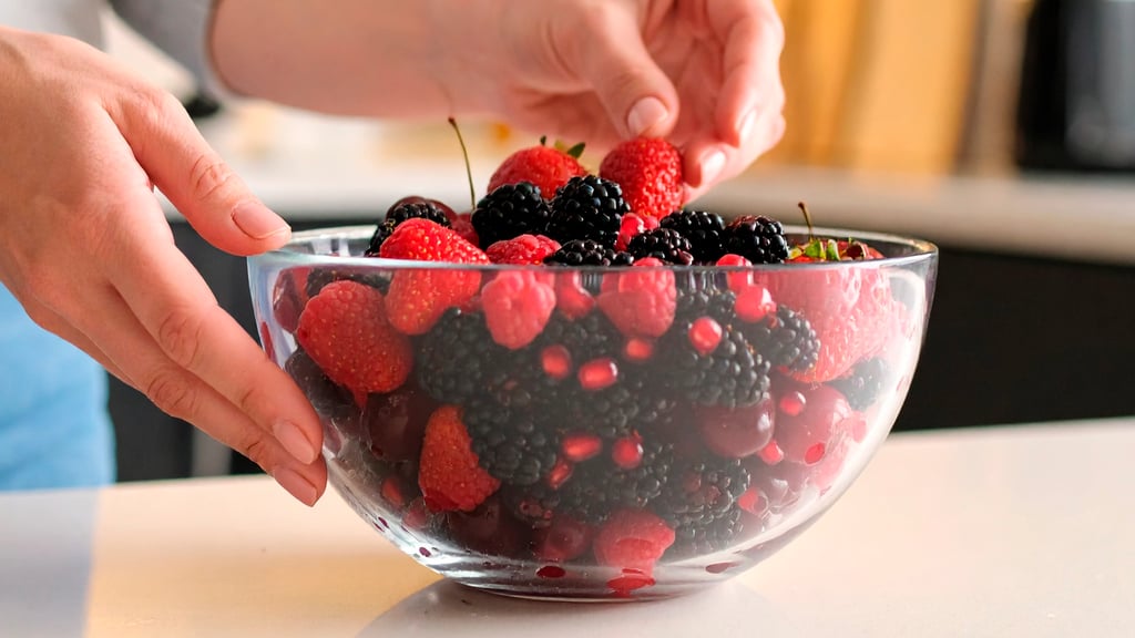 Bowl de cristal con frutos rojos