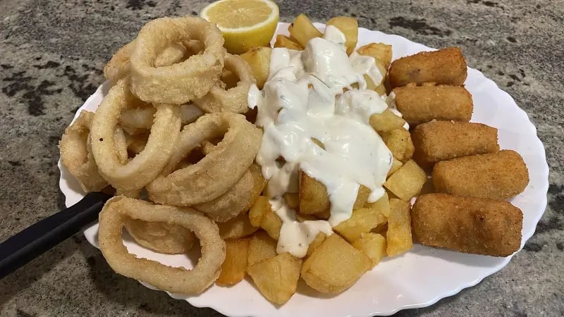 combo de calamares con ali-oli y croquetas