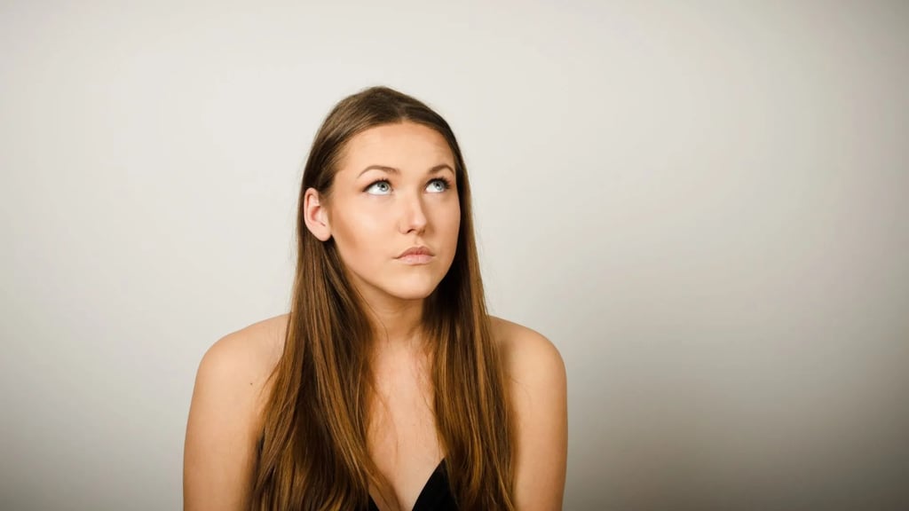 Praticienne bien-être hésitante avant d’utiliser le Manuel Stratégique Vision Wellness