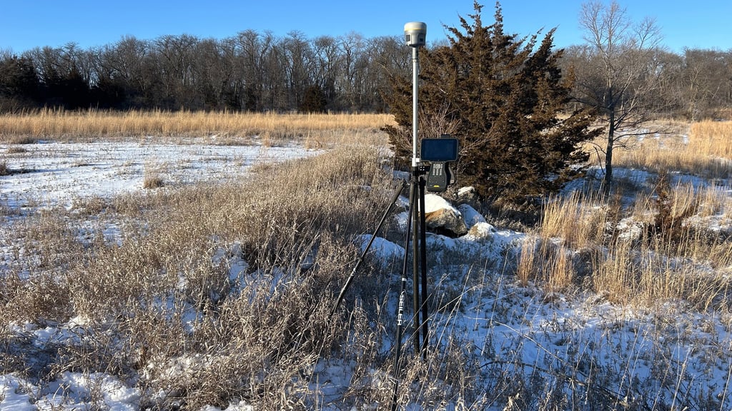 Trimble R12i Trimble TSC7 locating Land Survey boundary corner