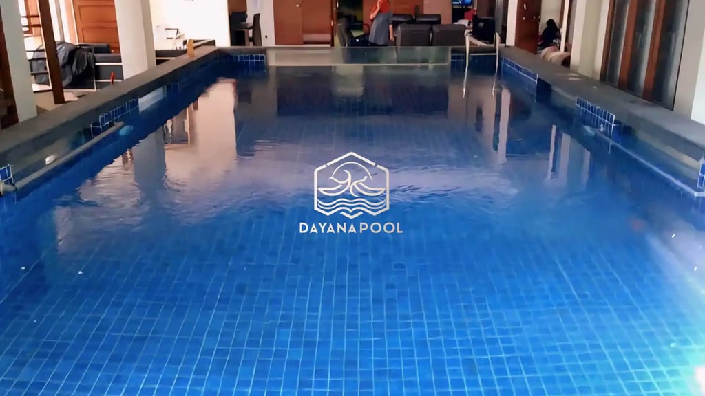 kolam renang indah dengan roman berwarna biru dan pemandangan bandung