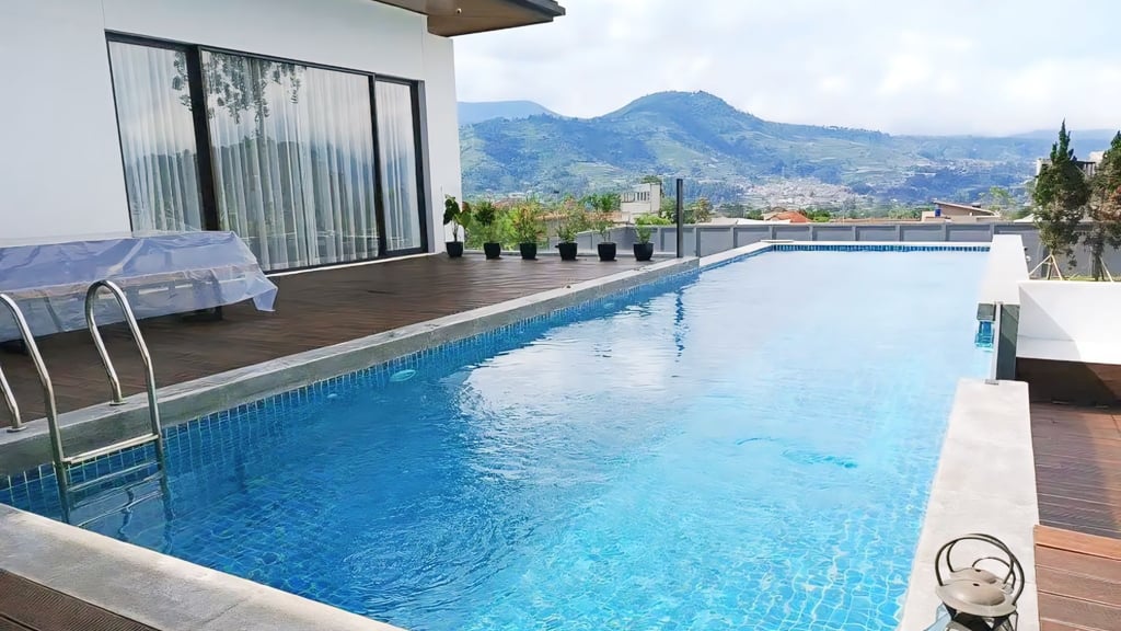 kolam renang indah dengan roman berwarna biru dan pemandangan bandung