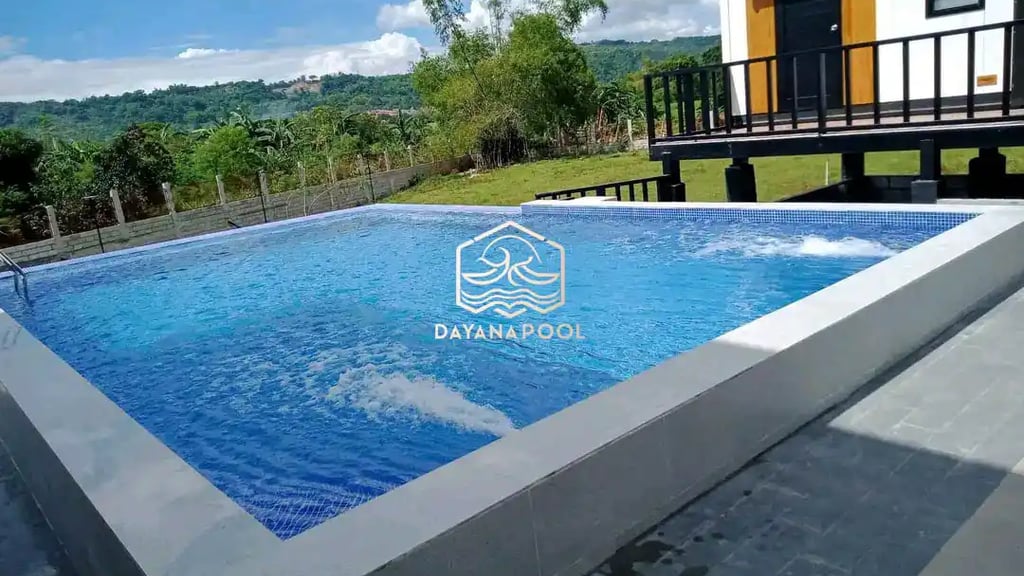 kolam renang indah dengan roman berwarna biru dan pemandangan bandung