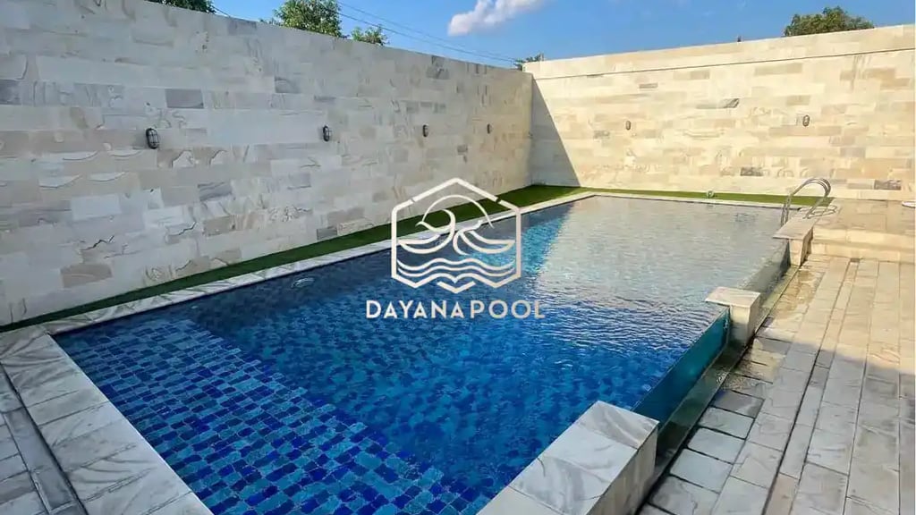 kolam renang mewah di halaman belakang rumah dengan latar pemandangan pegunungan di Bandung
