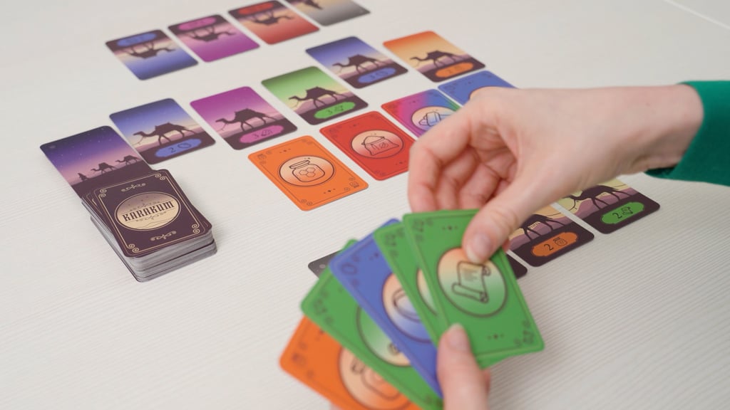 Ant stalo sudėtos Karakum žaidimo kortos