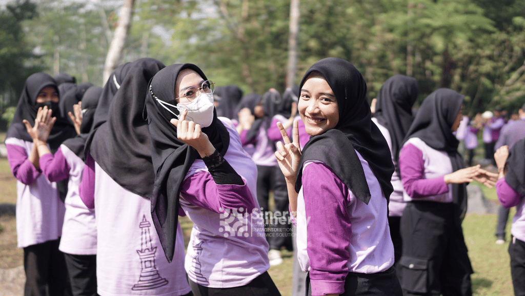 Peserta outbound sedang mengikuti fun games di area outdoor Jogja