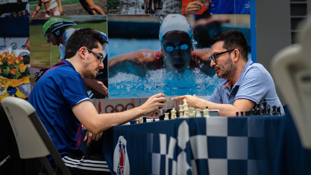 Dos ajedrecistas analizando su partida