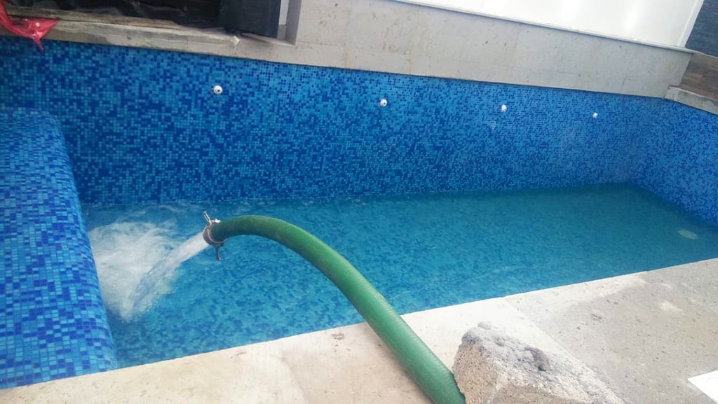Pipa de agua potable de Pipas Rubio llenando una alberca