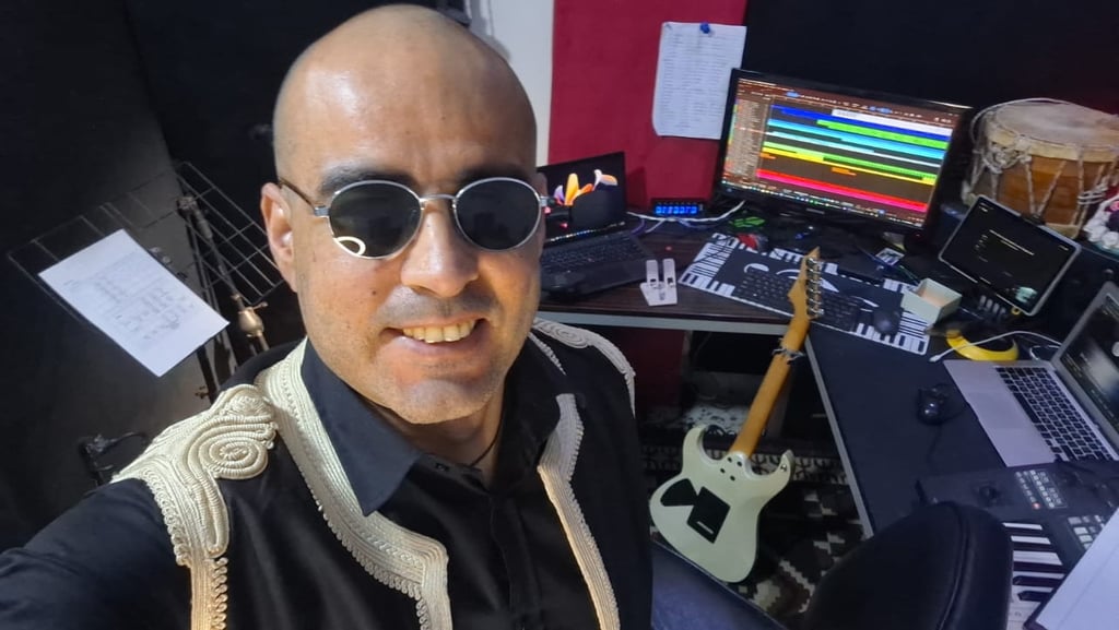 Bendeq Smiling while Composition & songwriting