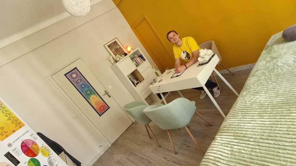 James Machu kinésiologue dans son cabinet à Nice