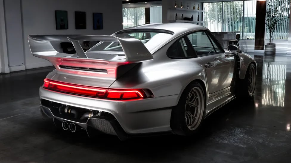 Gunther Werks F-26: A 1000 HP, Fighter Jet-Inspired 911 Restomod