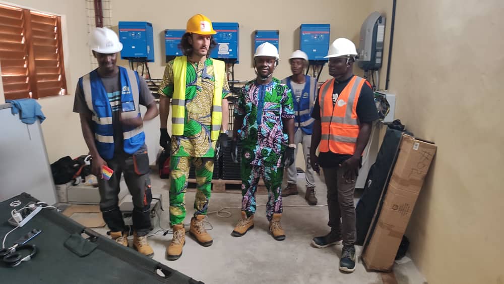 Visite d'électricien sans frontière des générateurs