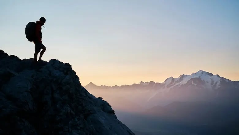 Accompagnateur montagne guidant une randonnée dans les Aravis, près de La Clusaz