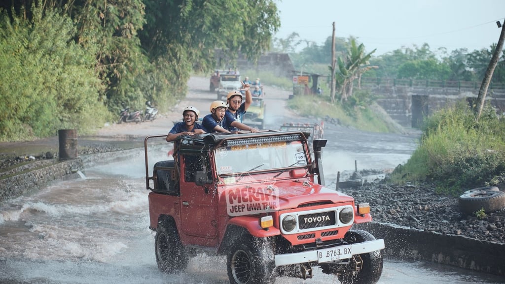 Wisatawan melakukan booking Jeep Merapi untuk Lava Tour di Yogyakarta