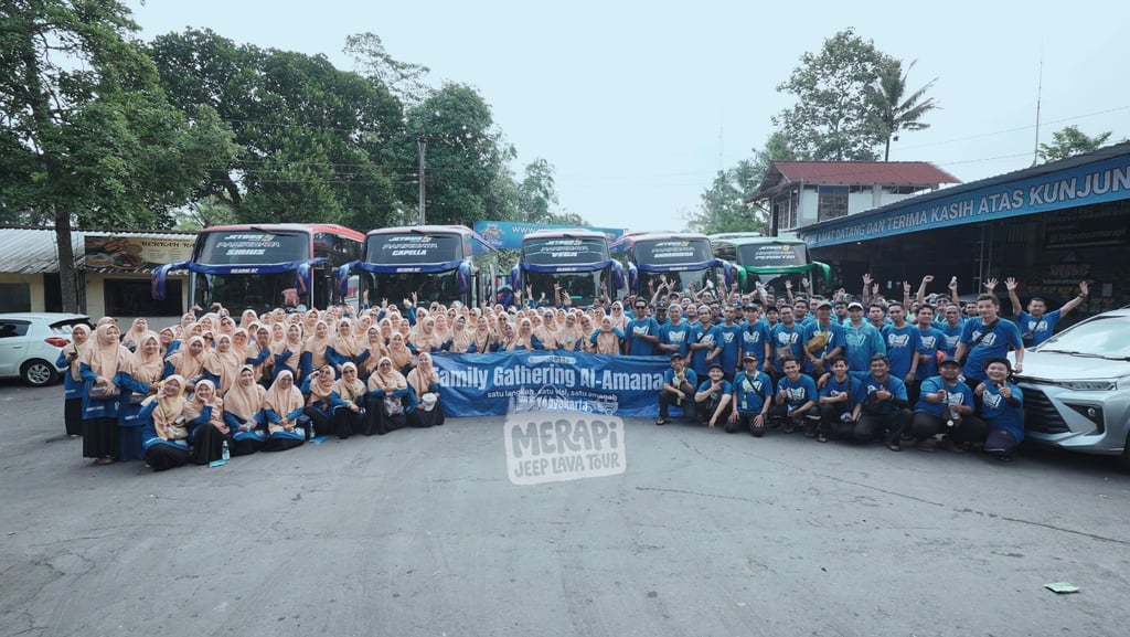Keluarga menikmati Lava Tour Merapi pada pagi hari