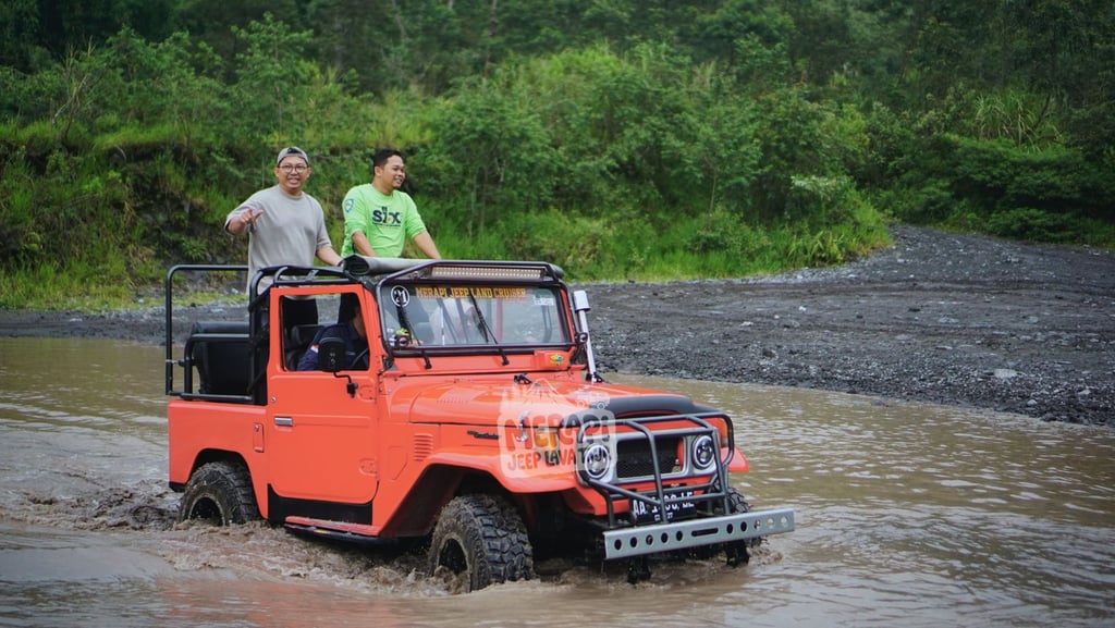 Jeep Lava Tour Merapi melintasi jalur offroad berbatu di kawasan Merapi