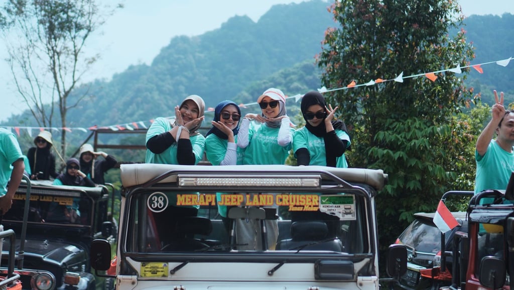 Rombongan Jeep Merapi tetap berwisata dengan aman saat musim hujan