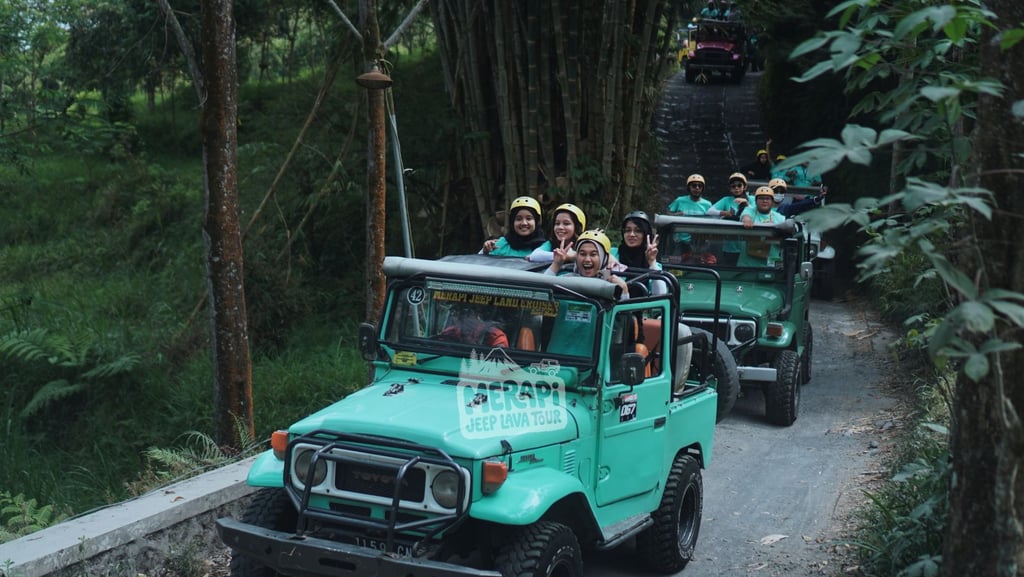 Driver Jeep Merapi mengemudi dengan aman saat musim hujan