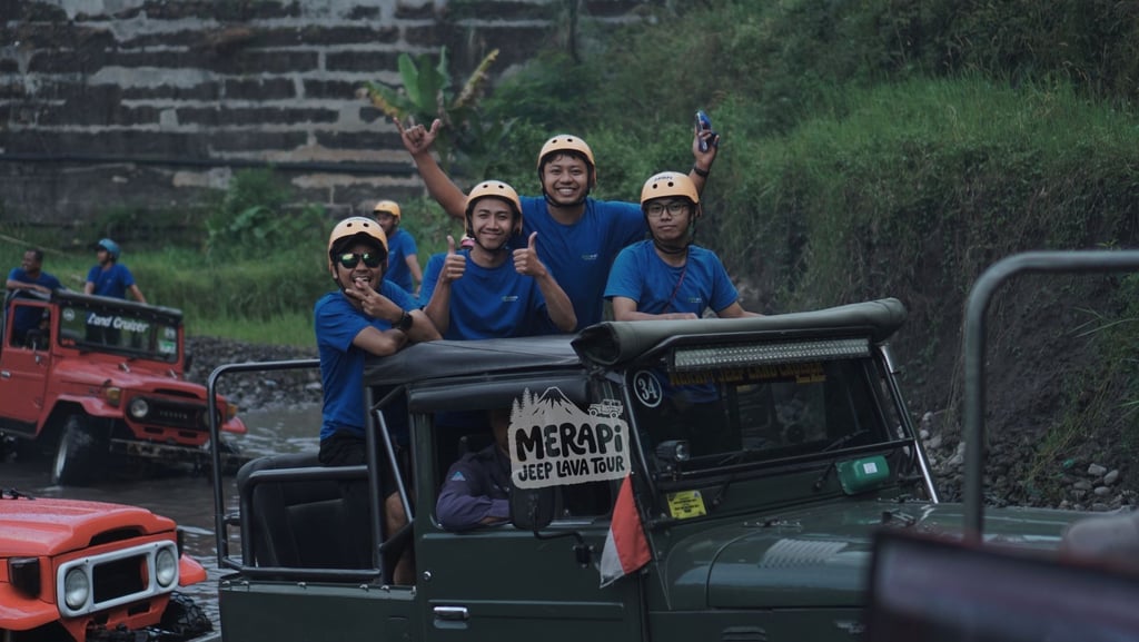 Jeep Merapi melintasi sungai pada jalur offroad Lava Tour Merapi