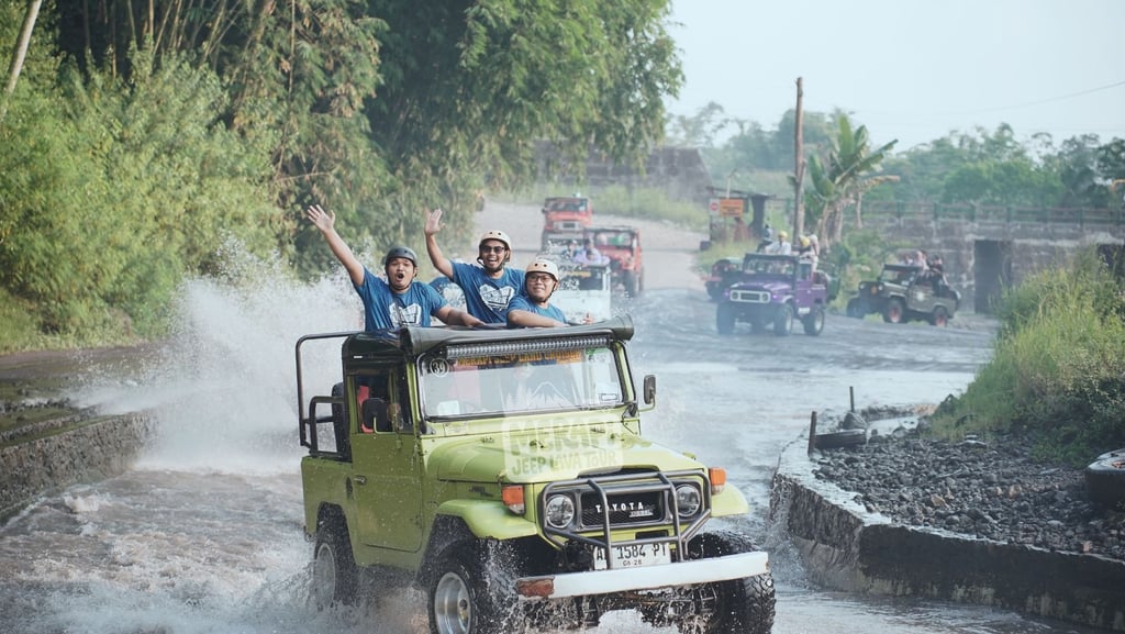 Jeep Merapi melintasi jalur offroad setelah proses booking selesai