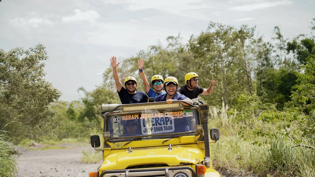 Wisatawan menikmati perjalanan di rute Lava Tour Merapi menggunakan Jeep