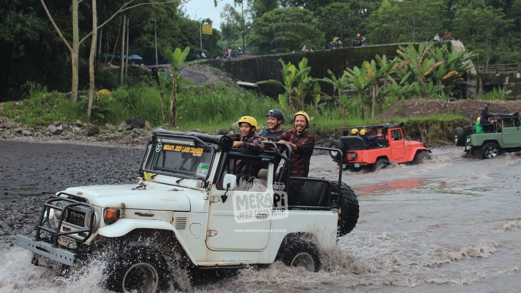 Bunker Kaliadem dengan pemandangan Gunung Merapi dari dekat