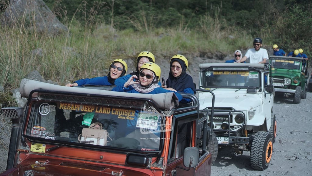 Jeep Merapi melintasi jalur offroad pada pagi hari yang cerah