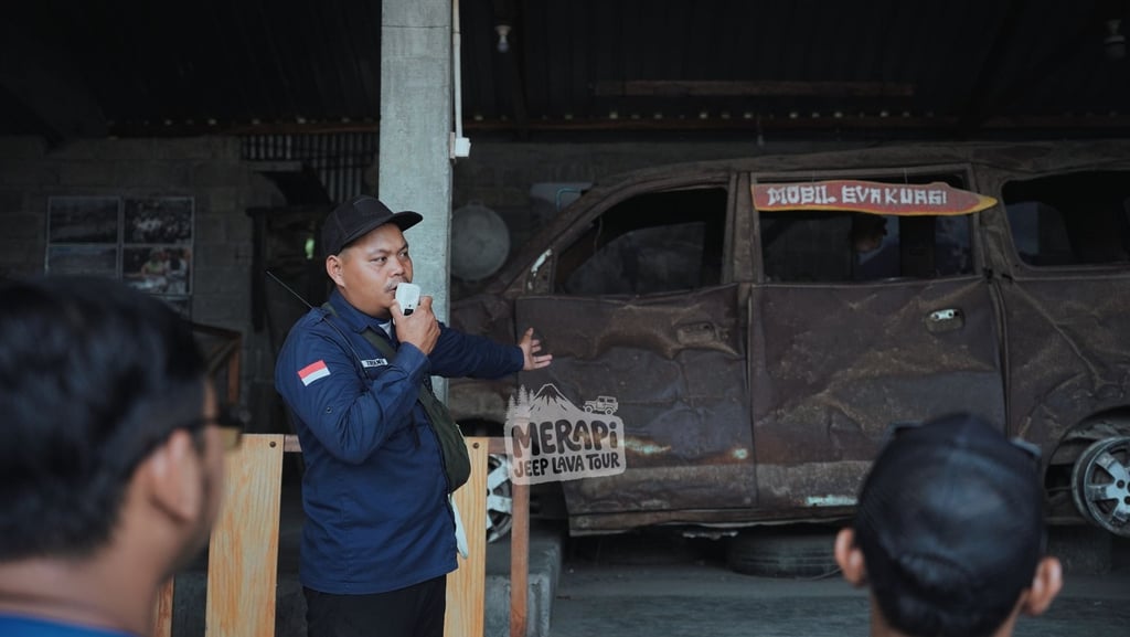 Pemandu menjelaskan sejarah Mbah Maridjan kepada wisatawan di museum
