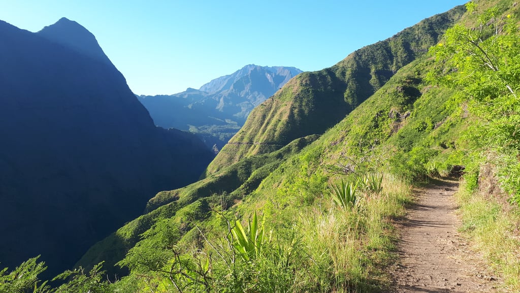 Début du sentier de la Canalisation des Orangers, à proximité de Sans-Souci