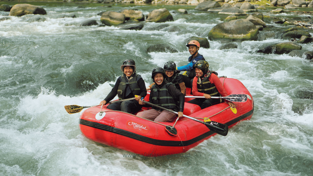 Aktivitas rafting Sungai Elo dengan arus tenang dan aman, cocok untuk pemula dan keluarga.