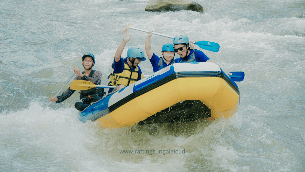 Arung jeram di Elo Magelang, kombinasi antara petualangan dan keindahan alam.