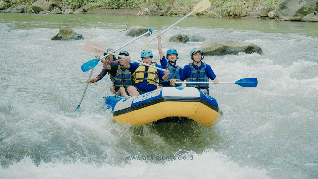 Peserta menikmati serunya rafting di Sungai Elo Magelang dengan pemandangan alam yang hijau