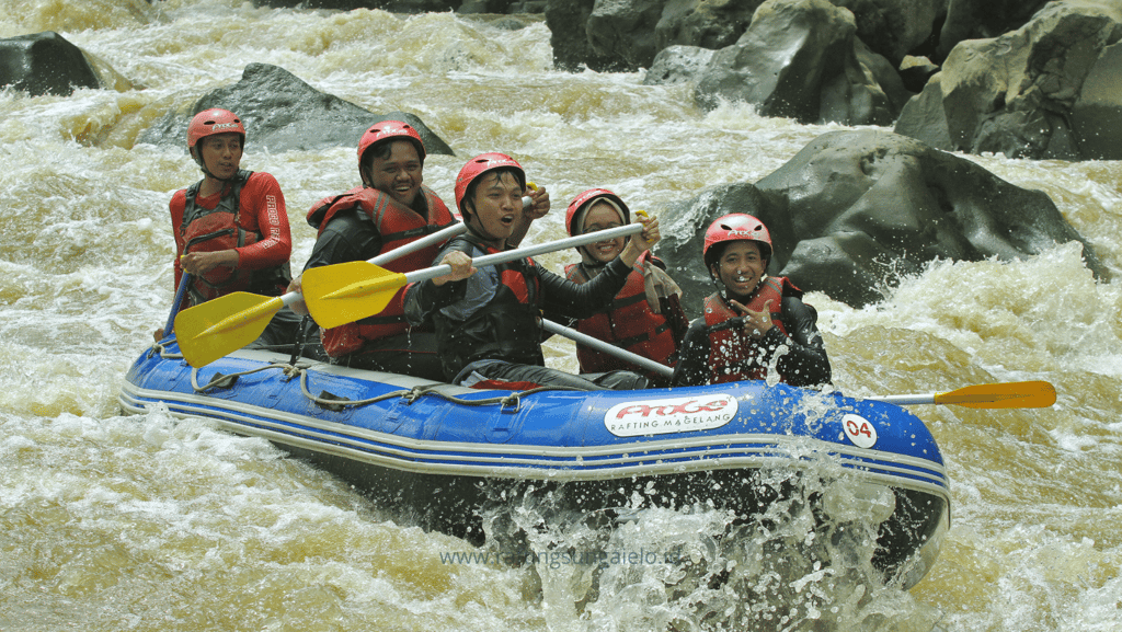Rafting Progo Atas menyuguhkan kombinasi arus deras dan panorama hutan tropis