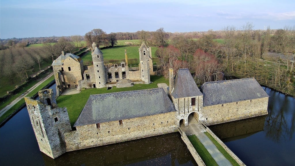Gîtes de la Cour d'Etienville - Château de Gratot