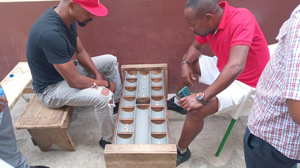 Dos hombres jugando al Akong